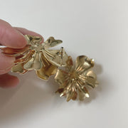 スタッドピアス レディース フラワー 花 アクセサリー 女性用 メタリック フェイクパール ゴールドカラー おしゃれ かわいい お出かけ フェミニン エレガント 大人上品 きれいめ 存在感 ギフト プレゼント 贈り物