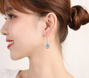 ピアス フックピアス レディース アクセサリー プレゼント 上品 揺れる ぶら下がり 大粒ラインストーン ドロップ 花 フラワー チャーム ビジュー 宝石風 天然石風 しずく型 雫 ホワイト ブルー シルバーカラー おしゃれ かわいい きれいめ 普段使い お出かけ お呼ばれ 女性 婦人 彼女 妻 嫁 恋人 友達 大人女子 ギフト 贈り物 誕生日 記念日 母の日 ホワイトデー