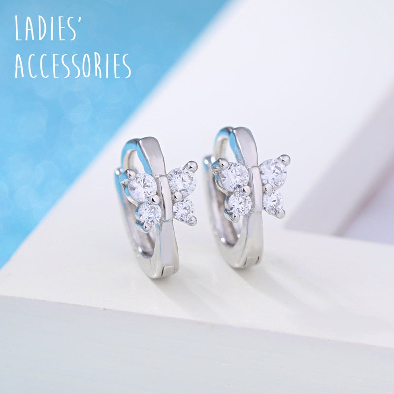 ピアス フープピアス 耳飾り 両耳用 レディース 女性 アクセサリー ラインストーン 蝶々 バタフライ ファッション小物 きれいめ 上品 きらきら シンプル ナチュラル かわいい おしゃれ お出かけ パーティ ギフト プレゼント 記念日 誕生日 銀色