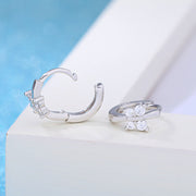 ピアス フープピアス 耳飾り 両耳用 レディース 女性 アクセサリー ラインストーン 蝶々 バタフライ ファッション小物 きれいめ 上品 きらきら シンプル ナチュラル かわいい おしゃれ お出かけ パーティ ギフト プレゼント 記念日 誕生日 銀色