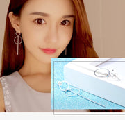 ピアス スタッドピアス 耳飾り 両耳用 レディース 女性 アクセサリー ロングピアス チェーン サークル 輪っか 円 リング 揺れる ウェーブ ファッション小物 バックキャッチ おしゃれ シンプル かわいい きらきら 上品 ゆらゆら お出かけ パーティ 結婚式 フォーマルシーン ギフト プレゼント 銀色