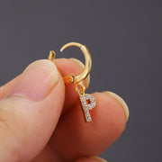 ピアス フープピアス 単品 片耳用 1個 アクセサリー レディース 女性用 ラインストーン 金色 英字 アルファベット リングピアス 小さめ かわいい おしゃれ シンプル ギフト 記念日 誕生日 プレゼント 贈り物 ファッション小物