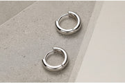 フープピアス リングピアス レディース 女性 アクセサリー 中折れ 上品 シンプル 定番 きれいめ カジュアル デイリー 普段使い プレゼント ギフト 贈り物 お祝い 記念日 誕生日 デート 女子会 パーティー 入学 卒業 結婚式 通勤 オフィス お出かけ お呼ばれ ファッション小物 かわいい おしゃれ 大人女子 フェミニン 婦人 シルバーカラー ブラック