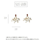 ピアス スタッドピアス 両耳用 レディース 女性 アクセサリー 耳飾り フェイクパール ラインストーン 揺れる ゆらゆら シンプル かわいい 上品 華奢 キュート ガーリー 定番 おしゃれ プレゼント ギフト 記念日 フォーマル パーティ お出かけ 金色