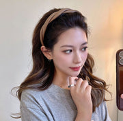 カチューシャ レディース ヘアアクセサリー 髪飾り 髪留め PUレザー 滑り止め ツイスト クロス ヘアアレンジ まとめ髪 洗顔