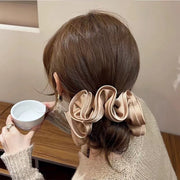 シュシュ ヘアゴム ヘアアクセサリー レディース 女性 髪飾り まとめ髪 髪留め 無地 単色 ふんわり サテン調 おしゃれ かわいい ヘアアレンジ 華やか 大人上品 フェミニン シック オフィス お出かけ デート 婦人 ファッション小物