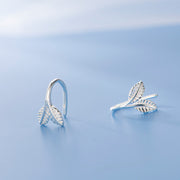 ピアス フックピアス レディース 女性 アクセサリー 小ぶり 小さめ リーフ 葉 シルバーカラー シンプル お洒落 大人可愛い お出かけ 普段使い デイリー 耳飾り ファッション小物 婦人用 プレゼント ギフト
