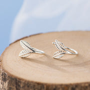 ピアス フックピアス レディース 女性 アクセサリー 小ぶり 小さめ リーフ 葉 シルバーカラー シンプル お洒落 大人可愛い お出かけ 普段使い デイリー 耳飾り ファッション小物 婦人用 プレゼント ギフト