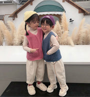 ボアベスト 子供服 キッズ もこもこ ふわふわ フリース シープボア 裏ボア 防寒 秋冬 暖かい 前開き 無地 シンプル アウター 裏起毛 あったか 厚手 保温 Vネック ジップアップ ファスナー ポケット ノースリーブ 袖なし カジュアル 普段着 ベビー ジュニア 子ども こども 女の子 男の子 女児 男児 春 80 90 100 110 120 130 140 150cm