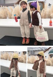 ボアベスト 子供服 キッズ もこもこ ふわふわ フリース シープボア 裏ボア 防寒 秋冬 暖かい 前開き 無地 シンプル アウター 裏起毛 あったか 厚手 保温 Vネック ジップアップ ファスナー ポケット ノースリーブ 袖なし カジュアル 普段着 ベビー ジュニア 子ども こども 女の子 男の子 女児 男児 春 80 90 100 110 120 130 140 150cm