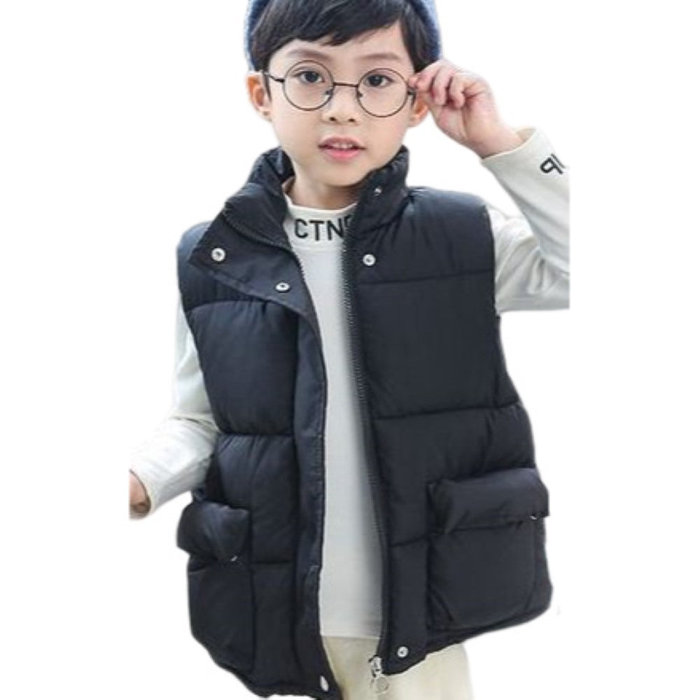 ベスト ジャケット 中綿 子供服 キッズ ジュニア 厚手 ダウン風 もこもこ 防寒 秋冬 暖かい 前開き 無地 シンプル アウター あったか 保温 キルティング ジップアップ ファスナー スナップボタン フラップポケット ノースリーブ 袖なし スタンドカラー ベージュ ブラック カジュアル 普段着 着回し 合わせやすい 子ども こども 幼児 女の子 男の子 女児 男児 春