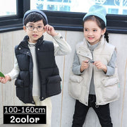 ベスト ジャケット 中綿 子供服 キッズ ジュニア 厚手 ダウン風 もこもこ 防寒 秋冬 暖かい 前開き 無地 シンプル アウター あったか 保温 キルティング ジップアップ ファスナー スナップボタン フラップポケット ノースリーブ 袖なし スタンドカラー ベージュ ブラック カジュアル 普段着 着回し 合わせやすい 子ども こども 幼児 女の子 男の子 女児 男児 春