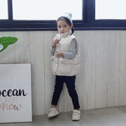 ベスト ジャケット 中綿 子供服 キッズ ジュニア 厚手 ダウン風 もこもこ 防寒 秋冬 暖かい 前開き 無地 シンプル アウター あったか 保温 キルティング ジップアップ ファスナー スナップボタン フラップポケット ノースリーブ 袖なし スタンドカラー ベージュ ブラック カジュアル 普段着 着回し 合わせやすい 子ども こども 幼児 女の子 男の子 女児 男児 春