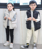 ベスト ジャケット 中綿 子供服 キッズ ジュニア 厚手 ダウン風 もこもこ 防寒 秋冬 暖かい 前開き 無地 シンプル アウター あったか 保温 キルティング ジップアップ ファスナー スナップボタン フラップポケット ノースリーブ 袖なし スタンドカラー ベージュ ブラック カジュアル 普段着 着回し 合わせやすい 子ども こども 幼児 女の子 男の子 女児 男児 春