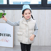ベスト ジャケット 中綿 子供服 キッズ ジュニア 厚手 ダウン風 もこもこ 防寒 秋冬 暖かい 前開き 無地 シンプル アウター あったか 保温 キルティング ジップアップ ファスナー スナップボタン フラップポケット ノースリーブ 袖なし スタンドカラー ベージュ ブラック カジュアル 普段着 着回し 合わせやすい 子ども こども 幼児 女の子 男の子 女児 男児 春