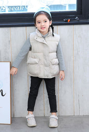 ベスト ジャケット 中綿 子供服 キッズ ジュニア 厚手 ダウン風 もこもこ 防寒 秋冬 暖かい 前開き 無地 シンプル アウター あったか 保温 キルティング ジップアップ ファスナー スナップボタン フラップポケット ノースリーブ 袖なし スタンドカラー ベージュ ブラック カジュアル 普段着 着回し 合わせやすい 子ども こども 幼児 女の子 男の子 女児 男児 春
