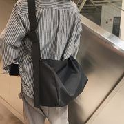 ショルダーバッグ ユニセックス 男女兼用 レディース 女性 メンズ 男性 カバン 鞄 斜め掛け 横長 大容量 大きめ チャック ジッパー 無地 ブラック シンプル クール かっこいい おしゃれ 通学 通勤 お出かけ 旅行