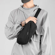 ボディバッグ ウエストバッグ 男女兼用 メンズ レディース 鞄 カバン 斜め掛け 肩掛け ロゴ入り 単色 ファスナー チャック サイズ調節可 ポケット付き コンパクト 軽量 ミニ カジュアル シンプル スタイリッシュ かっこいい 男性 女性 ユニセックス お出かけ 通勤 黒 青 緑 灰