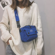 ショルダーバッグ ミニバッグ 斜め掛けバッグ 肩掛け キャンバス地 レディース 女性 鞄 カバン ファスナー ボタン 長さ調節可能 英字ロゴ カジュアル シンプル ラフ お洒落 お出かけ ウォーキング お散歩 アウトドア