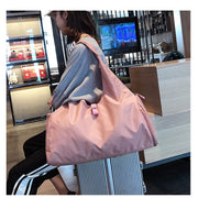 ボストンバッグ レディース メンズ 男女兼用 鞄 カバン 大容量 防水 通気穴 片掛け 旅行 トラベル バケーション スポーツジム フィットネス ピンク ブラック 黒