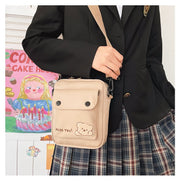 ショルダーバッグ 肩掛け 斜め掛け レディース 女性 ガールズ 鞄 カバン クマ 熊 英字ロゴ シンプル ファスナー ボタン シンプル キュート 可愛い お洒落 お出かけ 普段使い