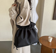 ショルダーバッグ レディース 女性 鞄 カバン かばん 巾着バッグ バッグ 巾着 斜め掛け 肩がけ 無地 単色 シンプル かわいい おしゃれ