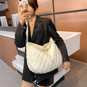ショルダーバッグ 肩掛け レディース 女性 鞄 カバン ハンドバッグ キルティング風 ステッチ マチあり ファスナー ジッパー 大容量 単色 無地 シンプル おしゃれ カジュアル かわいい お出かけ 通勤 通学 買い物 白 黒 カーキ