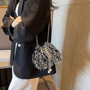 スパンコール巾着バッグ フェイクパール ショルダーバッグ レディース 女性 カバン 鞄 巾着型 肩掛け 斜め掛け カジュアル かわいい キラキラ おしゃれ パーティ 結婚式 オケージョン チェーン 小さめ コンパクト ミニバッグ