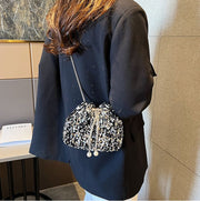 スパンコール巾着バッグ フェイクパール ショルダーバッグ レディース 女性 カバン 鞄 巾着型 肩掛け 斜め掛け カジュアル かわいい キラキラ おしゃれ パーティ 結婚式 オケージョン チェーン 小さめ コンパクト ミニバッグ