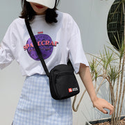 ショルダーバッグ ショルダーポーチ ミニバッグ レディース メンズ 男女兼用 鞄 カバン 肩掛け 斜め掛け ポケット付き コンパクト 長さ調節可 タグ付き ファスナー チャック 無地 カジュアル おしゃれ シンプル かわいい かっこいい お出かけ お散歩 黒 ネイビー 灰 赤 緑 青 ピンク