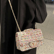 ショルダーバッグ レディース 女性 カバン 鞄 長方形 コンパクト 小さめ 持ち手付き マチあり ヒネリ留め具 ドーム型 ニット風 カラフル ピンク ブラック カジュアル ポップ かわいい キュート おしゃれ