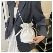 ショルダーバッグ 巾着バッグ レディース 女性用 婦人用 かばん カバン 鞄 肩掛け 斜め掛け レザー調 おしゃれ かわいい ドローストリング 絞り 紐