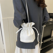 ショルダーバッグ 巾着バッグ レディース 女性用 婦人用 かばん カバン 鞄 肩掛け 斜め掛け レザー調 おしゃれ かわいい ドローストリング 絞り 紐