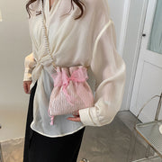 ショルダーバッグ ポシェット レディース 女性 鞄 カバン 巾着バッグ フェイクパール リボン シワ加工 肩掛け 斜めがけ おしゃれ 可愛い ガーリー