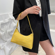 ショルダーバッグ 肩掛けバッグ レディース 女性 カバン 鞄 小さめ コンパクト フェイクレザー PUレザー 無地 ホワイト ブラック ピンク シンプル かわいい キュート おしゃれ エレガント フェミニン ガーリー