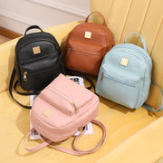 2wayバッグ リュックサック ショルダーバッグ ミニリュック レディース 女性 鞄 カバン デイパック ミニサイズ 肩掛け 斜め掛け ポケット付き 持ち手付き イヤホン穴 レザー調 フェイクレザー おしゃれ かわいい シンプル お出かけ 買い物 単色 無地 黒 茶 ピンク 青