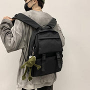 リュックサック デイパック レディース メンズ 男女兼用 鞄 カバン バックパック 大容量 バックル付き ポケット付き ポケット付き おしゃれ カジュアル かっこいい 旅行 通学 通勤 お出かけ 単色 無地 シンプル 黒 オフホワイト
