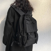 リュックサック デイパック レディース メンズ 男女兼用 鞄 カバン バックパック 大容量 バックル付き ポケット付き ポケット付き おしゃれ カジュアル かっこいい 旅行 通学 通勤 お出かけ 単色 無地 シンプル 黒 オフホワイト
