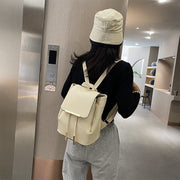 リュック デイパック レディース 女性 鞄 リュックサック バックパック マグネットボタン フェイクレザー ファスナー 紐 単色 無地 花柄 長さ調節可 持ち手付き おしゃれ シンプル きれいめ かわいい カジュアル お出かけ 通勤 通学 白 黒 ピンク 青 赤