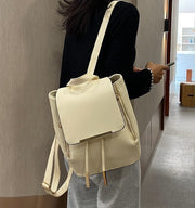 リュック デイパック レディース 女性 鞄 リュックサック バックパック マグネットボタン フェイクレザー ファスナー 紐 単色 無地 花柄 長さ調節可 持ち手付き おしゃれ シンプル きれいめ かわいい カジュアル お出かけ 通勤 通学 白 黒 ピンク 青 赤