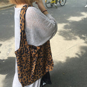トートバッグ 手提げ 肩掛け カバン かばん レディース 女性 ヒョウ柄 レオパード アニマル柄 おしゃれ 可愛い マグネットボタン 内ポケット付き 大きめ たっぷり お出かけ 普段使い 鞄