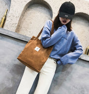 トートバッグ ショルダーバッグ 手提げかばん レディース 女性 鞄 肩掛け コーデュロイ ハンドバッグ 手提げバッグ ボタン 磁石 内ポケット付き 単色 無地 タグ付き カジュアル シンプル マチあり 大容量 おしゃれ かわいい 通学 通勤 お出かけ 買い物 白 黄 黒 ピンク 茶 灰 緑