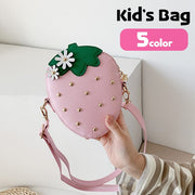 ポシェット ショルダーバッグ キッズ 子ども用 子供用 女の子 男の子 鞄 かばん 小型 小さめ コンパクト イチゴ 苺 フェイクレザー チャック ジッパー ナスカン レッド ピンク ブラック ポップ カジュアル かわいい キュート おしゃれ