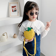 ポシェット ショルダーバッグ キッズ 子ども用 子供用 女の子 男の子 鞄 かばん 小型 小さめ コンパクト イチゴ 苺 フェイクレザー チャック ジッパー ナスカン レッド ピンク ブラック ポップ カジュアル かわいい キュート おしゃれ