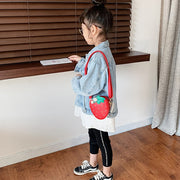 ポシェット ショルダーバッグ キッズ 子ども用 子供用 女の子 男の子 鞄 かばん 小型 小さめ コンパクト イチゴ 苺 フェイクレザー チャック ジッパー ナスカン レッド ピンク ブラック ポップ カジュアル かわいい キュート おしゃれ