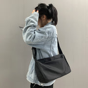 ショルダーバッグ ユニセックス A4 軽量 男女兼用 レディース メンズ 鞄 かばん カバン スクエア 四角 ファスナー ジッパー シンプル 無地 単色 斜め掛け 肩掛け おしゃれ かわいい かっこいい 通勤 通学 お出かけ 女性用 男性用