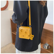 ポシェット ミニショルダーバッグ 鞄 レディース カバン 肩掛け 斜め掛け 長さ調節可能 チャーム付き マグネットボタン レザー調 小物入れ サブバッグ チーズ コンパクト 女性用 可愛い おしゃれ ユニーク 旅行 お出掛け
