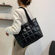トートバッグ ショルダーバッグ レディース 女性 鞄 カバン キルティング 単色 光沢感 肩掛け 手提げ おしゃれ 普段使い お出かけ