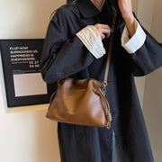 ショルダーバッグ レディース カバン 巾着風 肩掛け 斜めがけ 手提げ ミニショルダーバッグ レザー調 くしゅくしゅ シンプル 無地 ドローストリングバッグ 大人かわいい ミニバッグ 小さめ マグネットボタン フェイクレザー 女性用 婦人用 上品 おしゃれ お出掛け カジュアル きれいめ 高見え 通勤