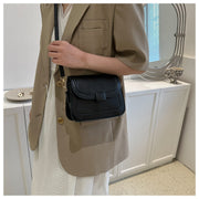ショルダーバッグ レディース バッグ かばん ポシェット レザー風 斜め掛け 小さいサイズ ミニ スクエア シンプル きれいめ おしゃれ かわいい 可愛い お出かけシーン デート 黒 白 茶 ピンク